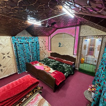 Houseboat Young Balmoral Castle Srīnagar 外观 照片