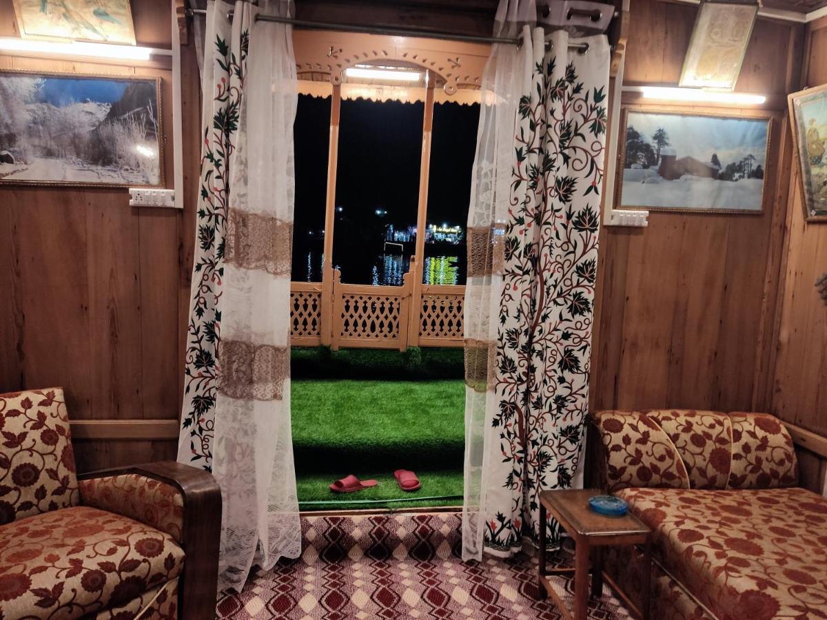 Houseboat Young Balmoral Castle Srīnagar 外观 照片