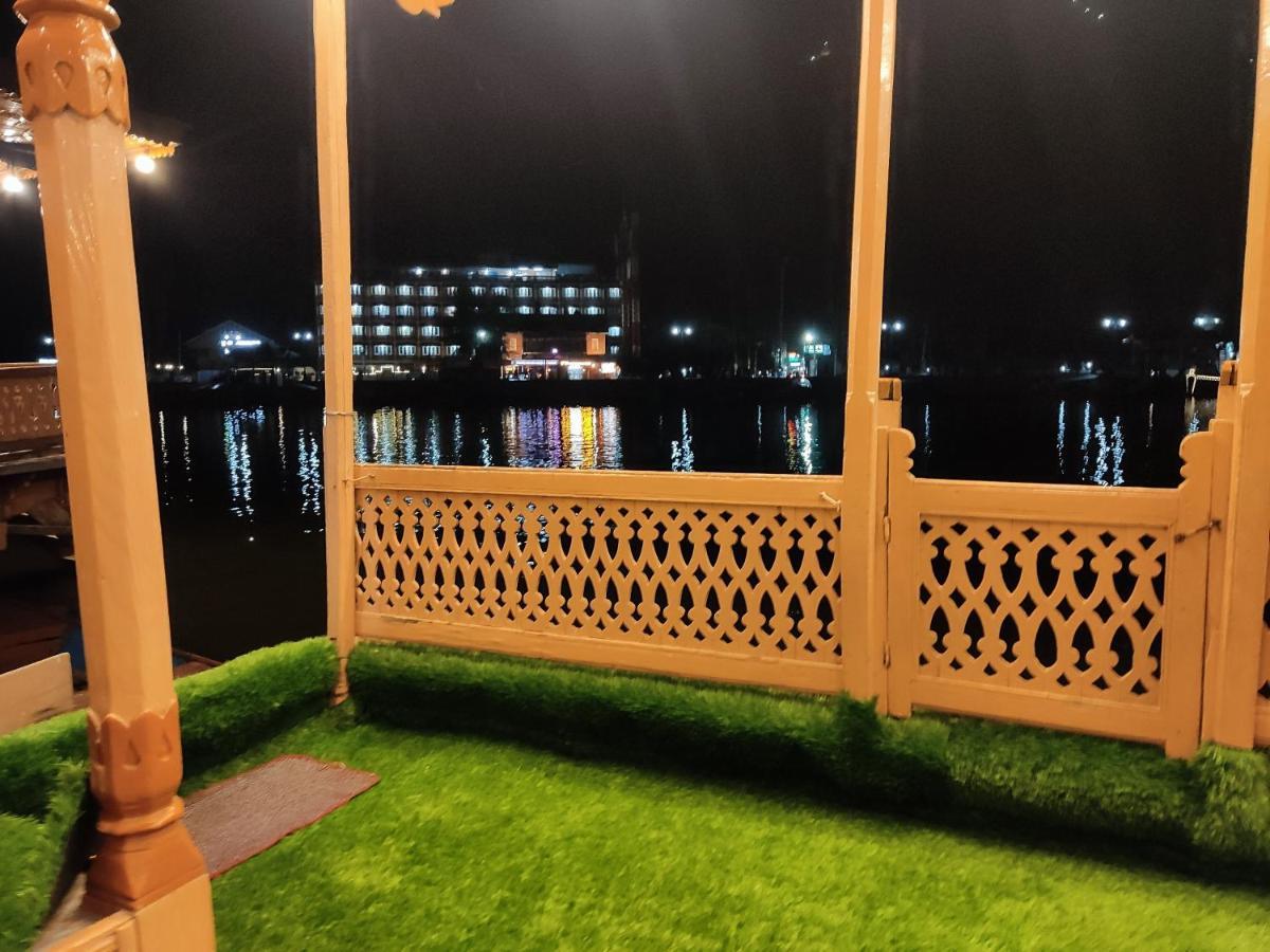 Houseboat Young Balmoral Castle Srīnagar 外观 照片