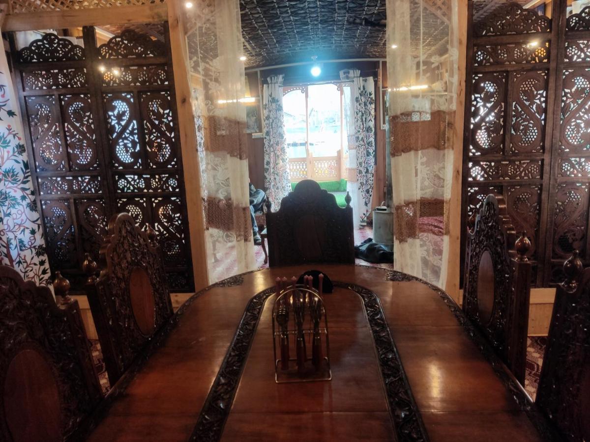 Houseboat Young Balmoral Castle Srīnagar 外观 照片