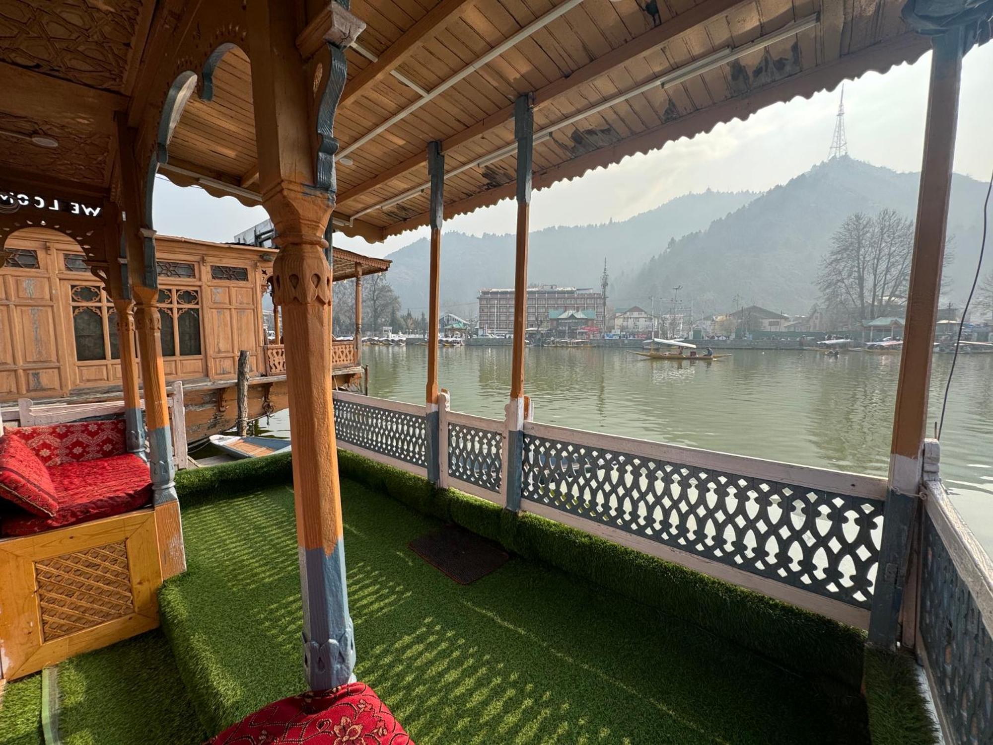 Houseboat Young Balmoral Castle Srīnagar 外观 照片