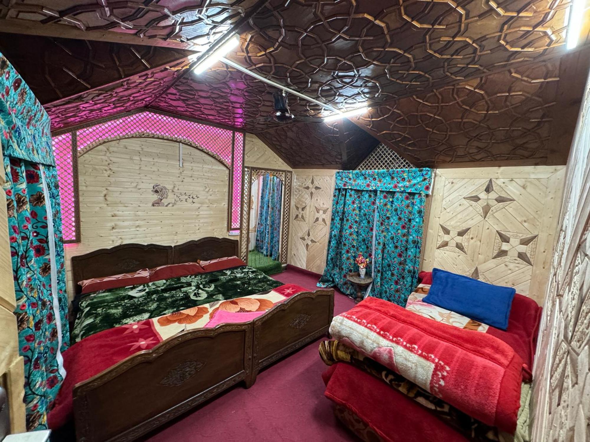 Houseboat Young Balmoral Castle Srīnagar 外观 照片