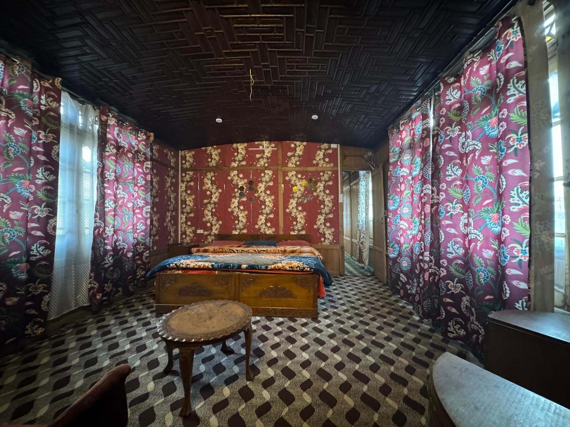 Houseboat Young Balmoral Castle Srīnagar 外观 照片