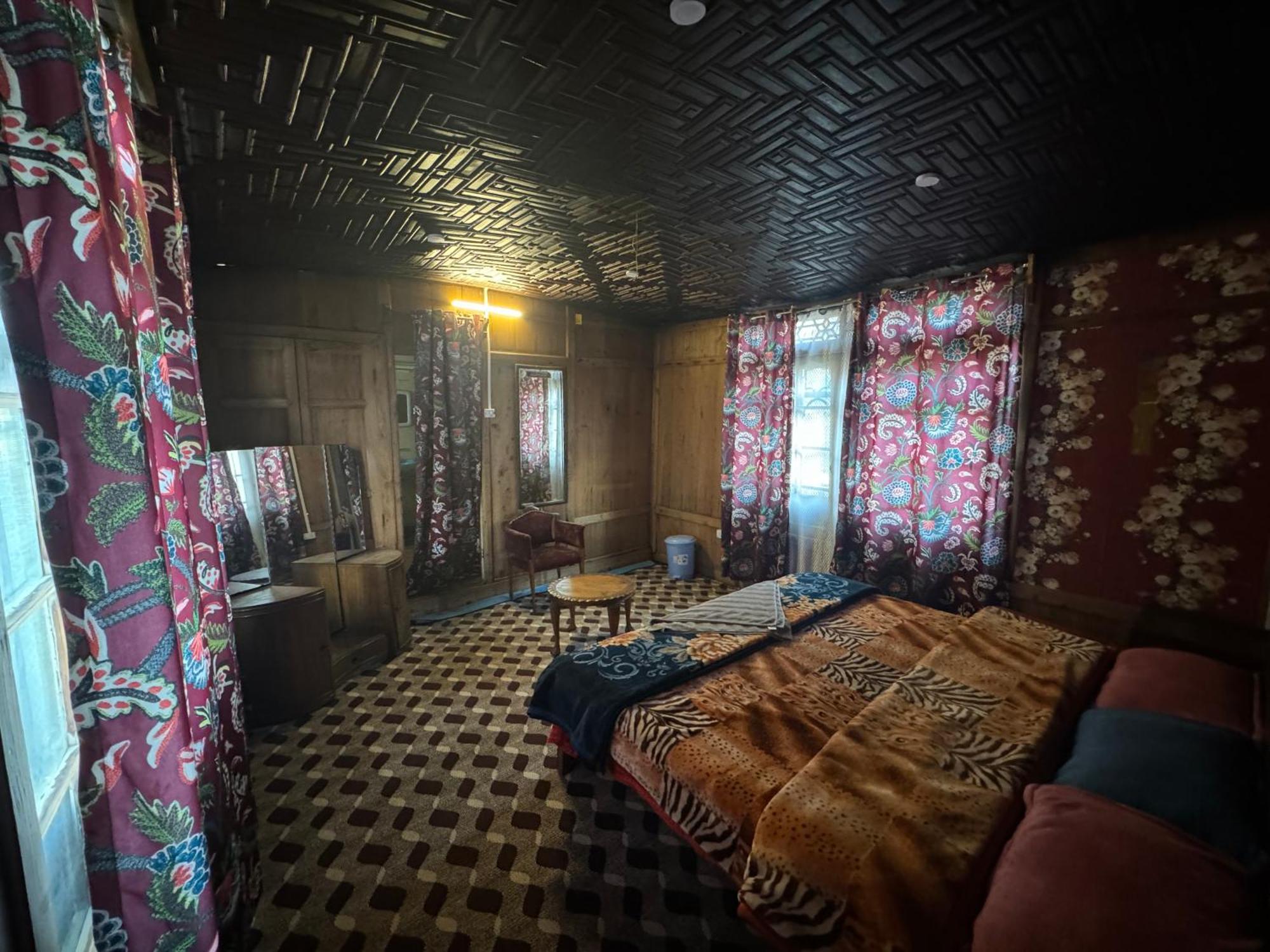 Houseboat Young Balmoral Castle Srīnagar 外观 照片