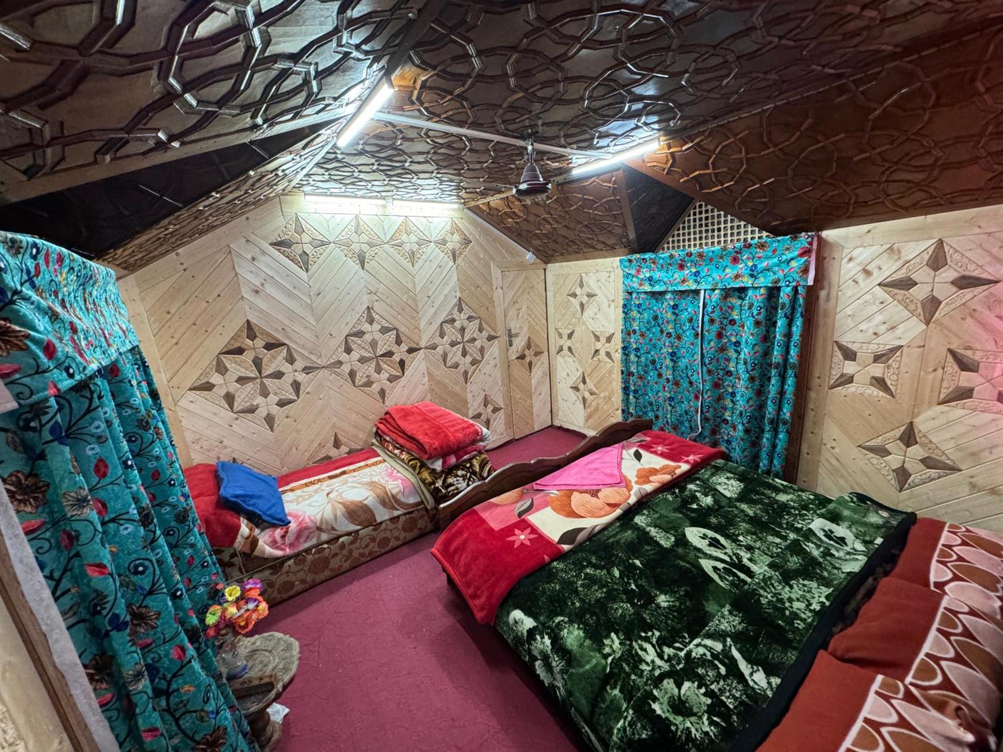 Houseboat Young Balmoral Castle Srīnagar 外观 照片