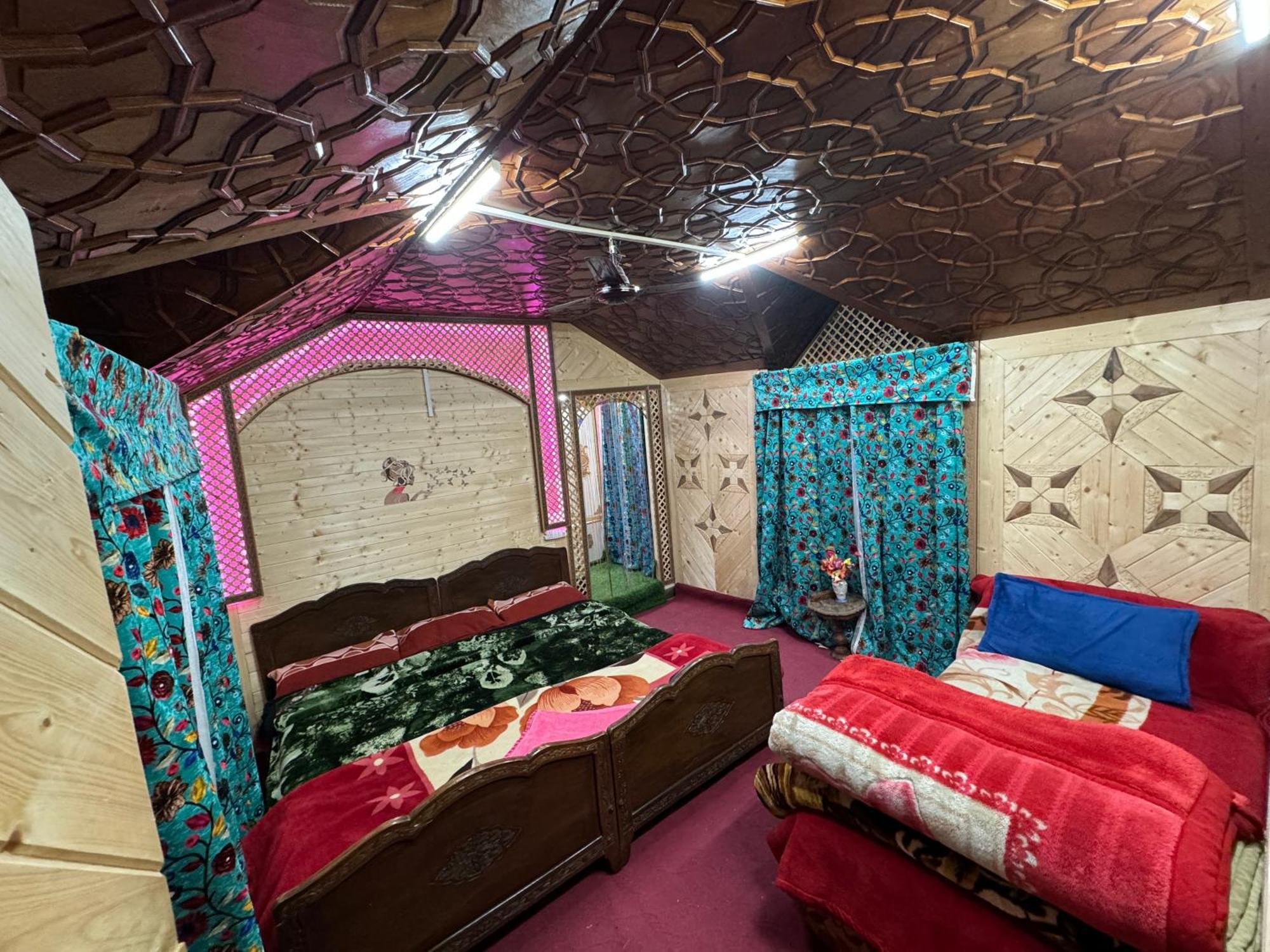 Houseboat Young Balmoral Castle Srīnagar 外观 照片